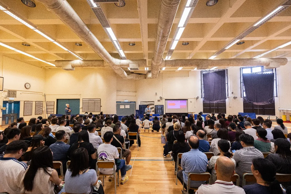 魏遠強先生向家長講解 AI 對青少年學習的影響